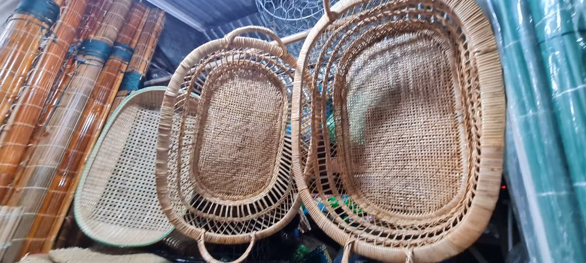 ...đến những chiếc nôi mây tre ngỡ chỉ còn trong những câu chuyện của bà của mẹ khiến nhiều du khách thích thú.