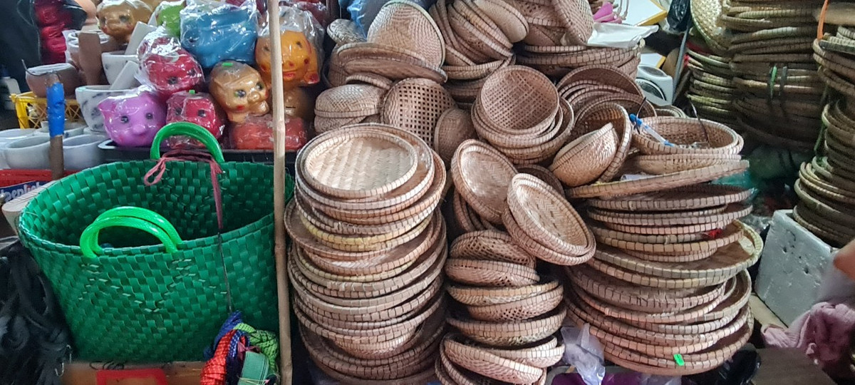 La liệt các sản phẩm mây tre tại chợ từ thúng, mủng, rổ, rá...
