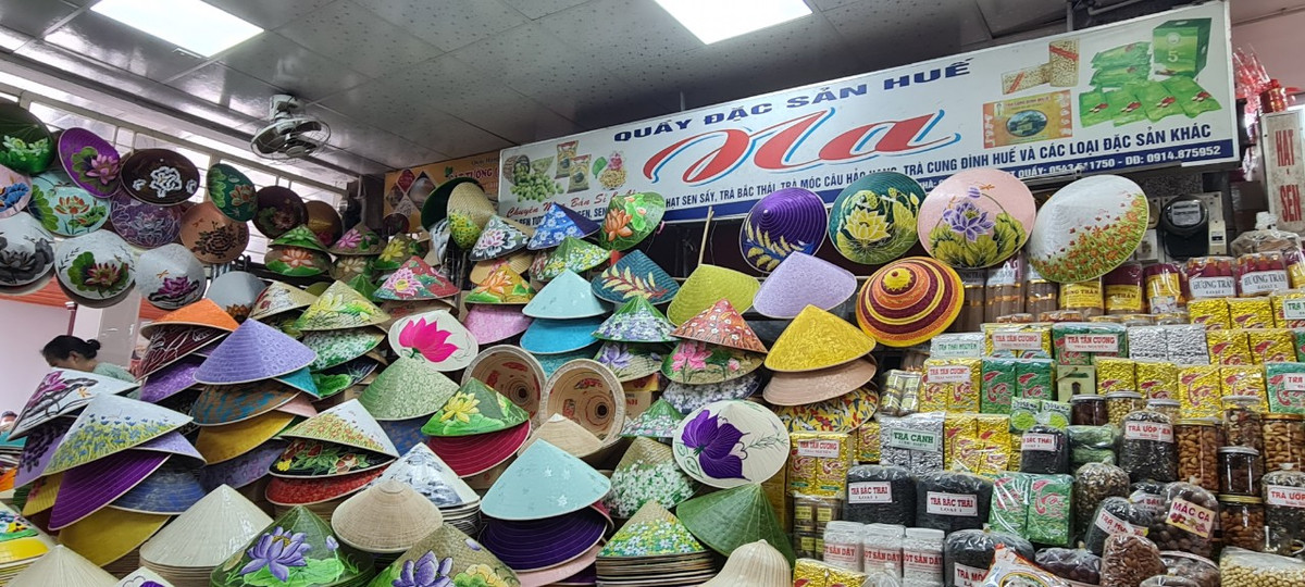 Nón lá Huế là một sản phẩm truyền thống, gắn liền với cuộc sống của người dân cố đô. Thế nên, đây cũng là một trong những mặt hàng được bày bàn nhiều nhất tại chợ Đông Ba.
