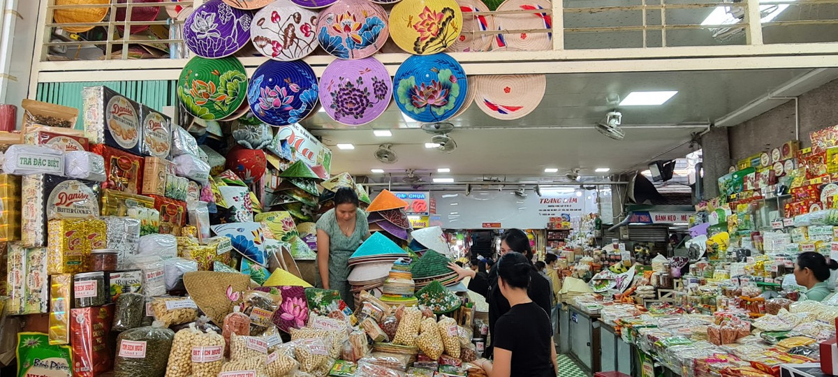 Với thiết kế 3 tầng, chợ Đông Ba buôn bán đủ loại mặt hàng từ thực phẩm, đồ thủ công, đồ lưu niệm đến các mặt hàng thời trang...