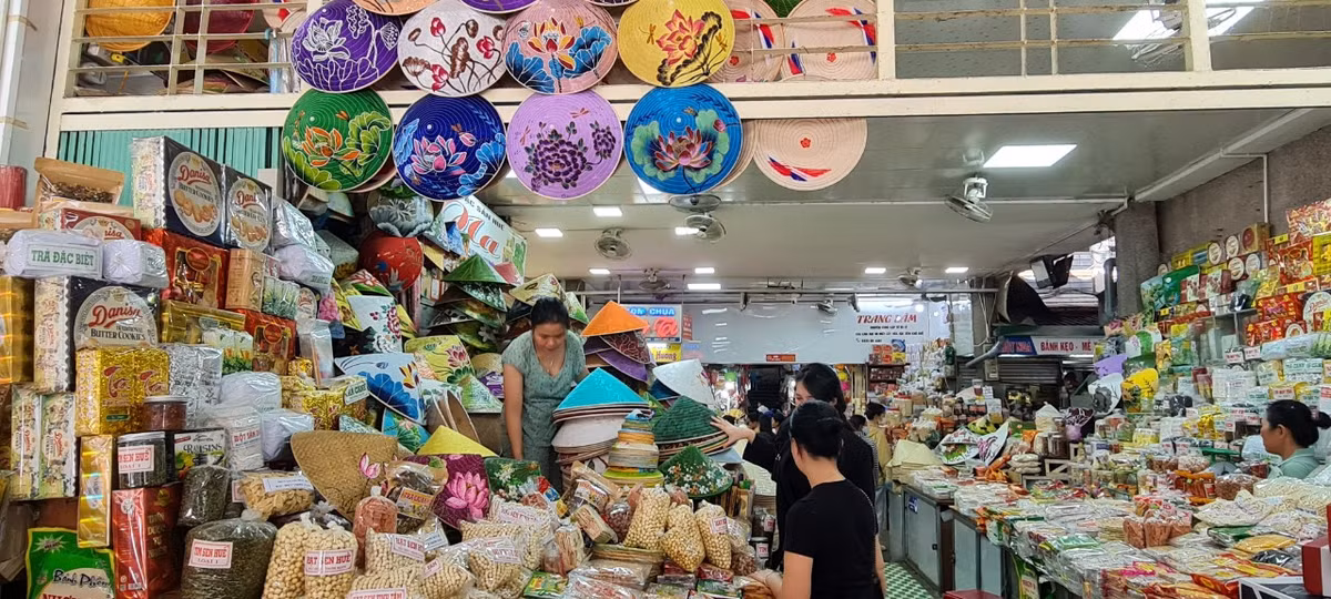 Với thiết kế 3 tầng, chợ Đông Ba buôn bán đủ loại mặt hàng từ thực phẩm, đồ thủ công, đồ lưu niệm đến các mặt hàng thời trang...