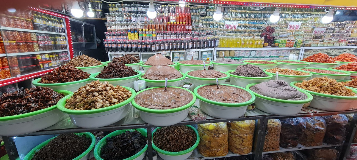 Và không thể không nhắc đến món mắm ruốc – thứ gia vị làm cho các món ăn Huế thêm phần đậm đà.