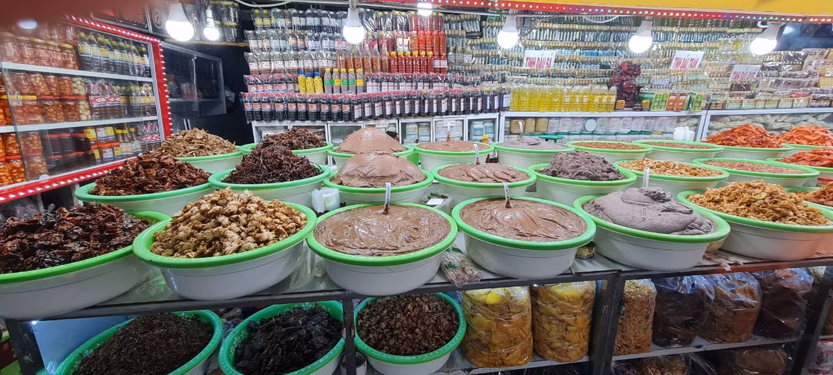 Và không thể không nhắc đến món mắm ruốc – thứ gia vị làm cho các món ăn Huế thêm phần đậm đà.