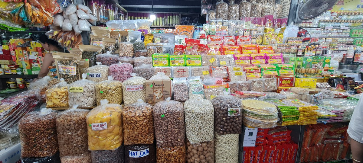 Đến Huế mà không vào Chợ Đông Ba mua vài thứ đặc sản về làm quà thì thật là thiếu sót.