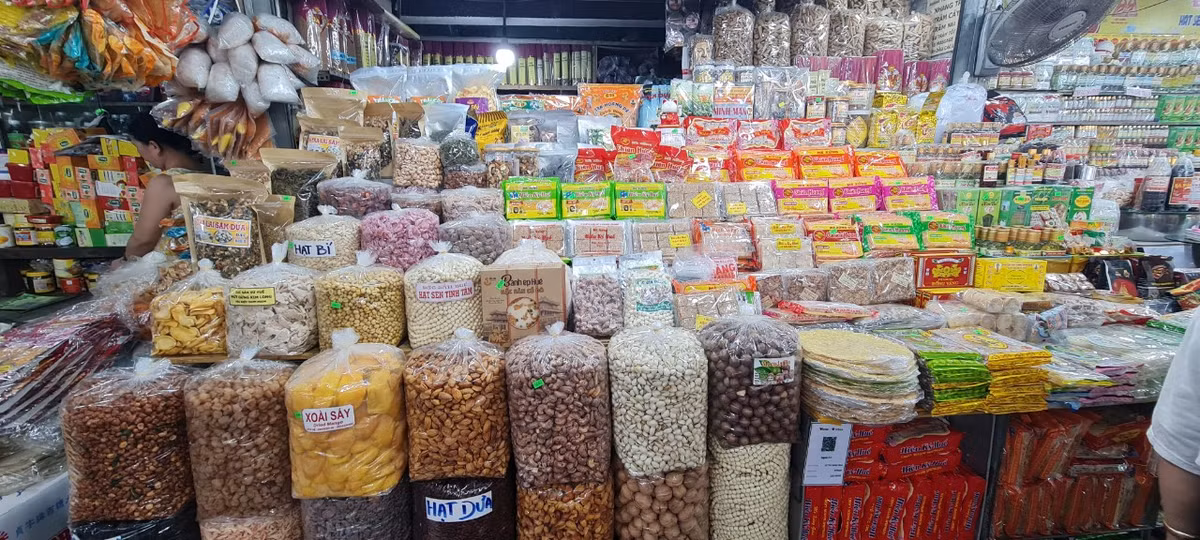 Đến Huế mà không vào Chợ Đông Ba mua vài thứ đặc sản về làm quà thì thật là thiếu sót.