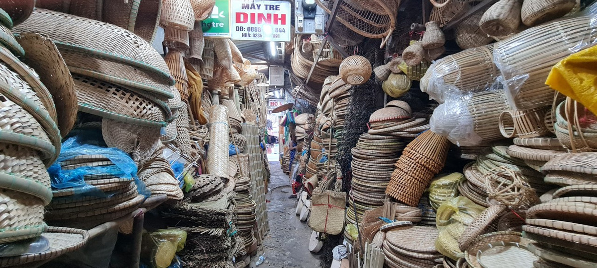 Chợ Đông Ba cũng là nơi quy tụ tất cả những mặt hàng tiểu thủ công nghiệp truyền thống Huế, nhất là hàng mây tre.