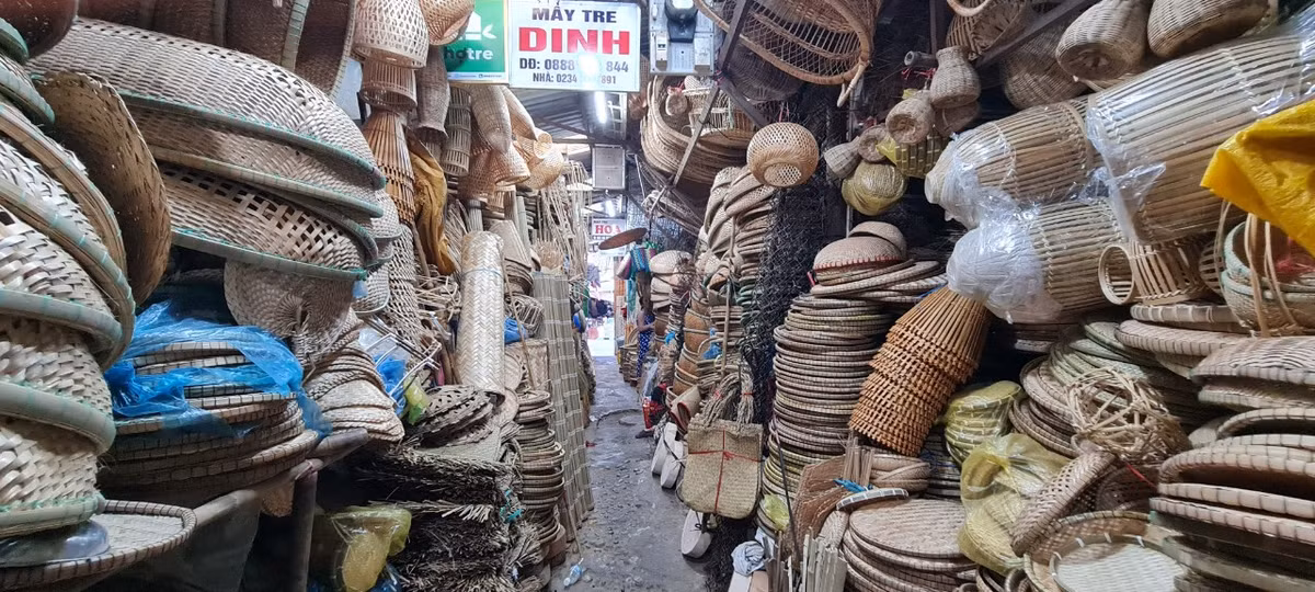 Chợ Đông Ba cũng là nơi quy tụ tất cả những mặt hàng tiểu thủ công nghiệp truyền thống Huế, nhất là hàng mây tre.