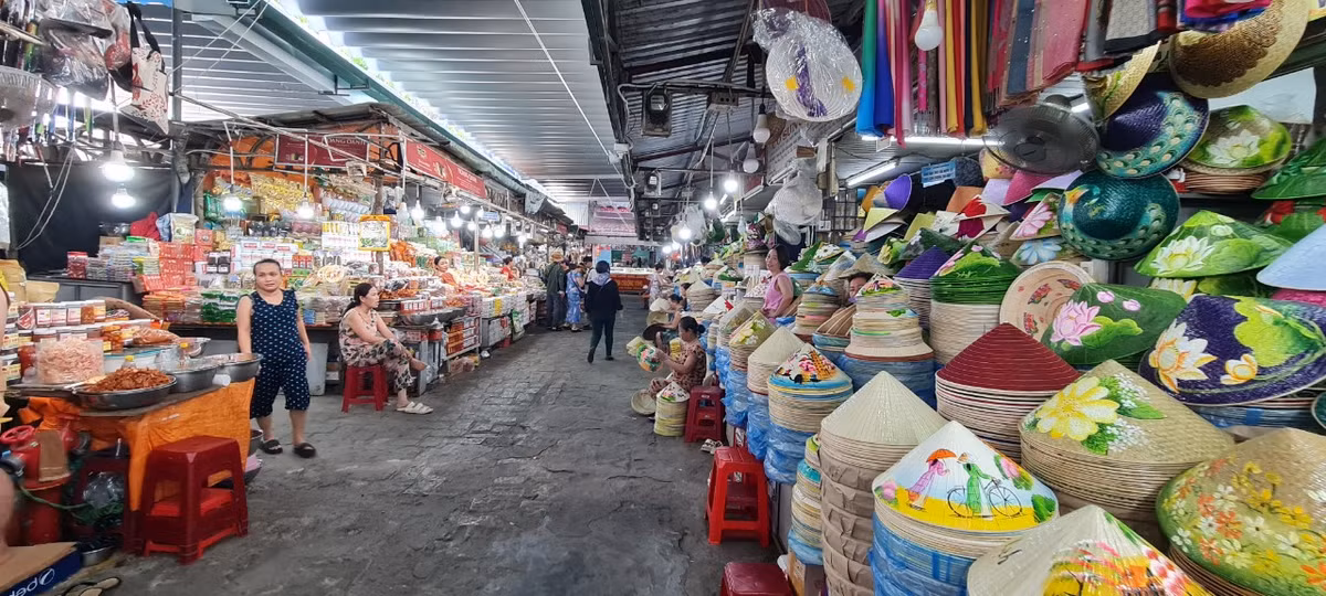 Nón lá Huế, đặc biệt là nón bài thơ, không chỉ là chiếc nón đơn thuần mà là một tác phẩm nghệ thuật thực sự. Có lẽ vì thế mà nón Huế rất được nhiều du khách ưu chuộng.