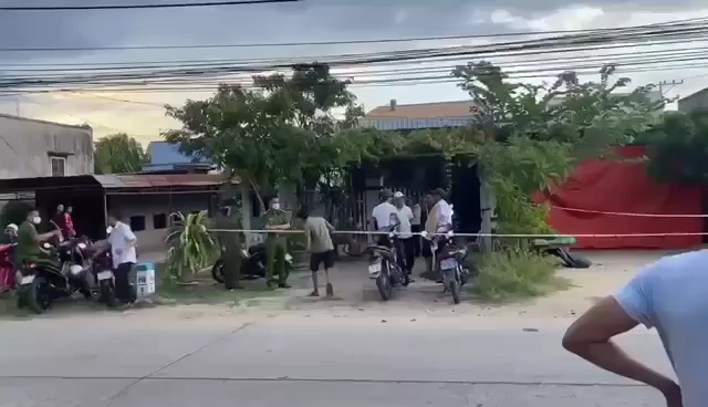 Ngay sau đó, người thân phá cửa vào trong nhà, phát hiện ông Hồ Xuân Hải cùng vợ và ba người con gái đang nằm bất động trên giường trong phòng ngủ.