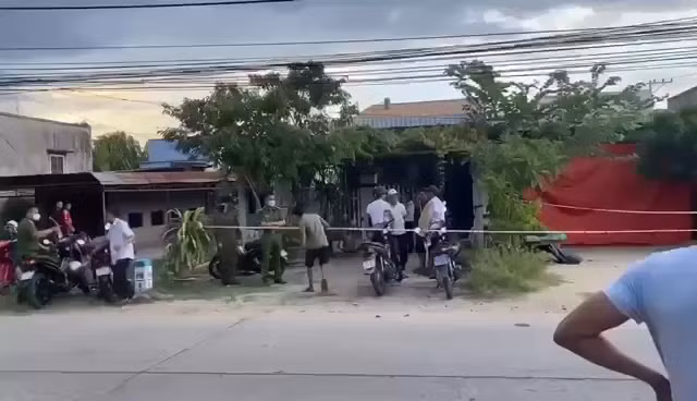 Ngay sau đó, người thân phá cửa vào trong nhà, phát hiện ông Hồ Xuân Hải cùng vợ và ba người con gái đang nằm bất động trên giường trong phòng ngủ.