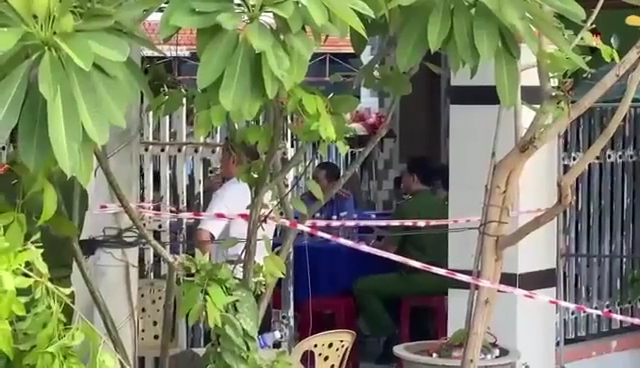 Nhận tin báo, Phòng Cảnh sát hình sự và Phòng Kỹ thuật hình sự Công an tỉnh Khánh Hòa phối hợp Công an huyện Cam Lâm tiến hành khám nghiệm hiện trường và tử thi, thu thập một số dấu vết có liên quan.