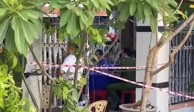 Nhận tin báo, Phòng Cảnh sát hình sự và Phòng Kỹ thuật hình sự Công an tỉnh Khánh Hòa phối hợp Công an huyện Cam Lâm tiến hành khám nghiệm hiện trường và tử thi, thu thập một số dấu vết có liên quan.