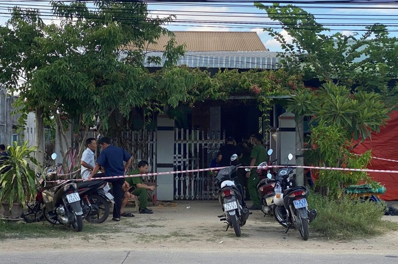 Nghe tiếng kêu la cầu cứu, người dân địa phương cùng kiểm tra và xác định ông Hồ Xuân Hải còn đang thở nên khẩn trương đưa đến Bệnh viện để cấp cứu. Bốn người khác gồm vợ và 3 con gái ông Hải đều đã tử vong.