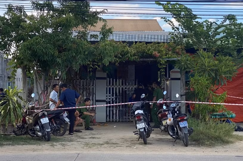 Nghe tiếng kêu la cầu cứu, người dân địa phương cùng kiểm tra và xác định ông Hồ Xuân Hải còn đang thở nên khẩn trương đưa đến Bệnh viện để cấp cứu. Bốn người khác gồm vợ và 3 con gái ông Hải đều đã tử vong.