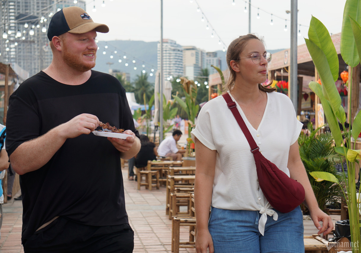 Ăn thịt heo nướng, anh Jorik (du khách Bỉ) hào hứng cho biết: "Lần đầu tôi được trải nghiệm không gian ẩm thực rất thú vị. Các món ăn của Việt Nam rất tuyệt vời".