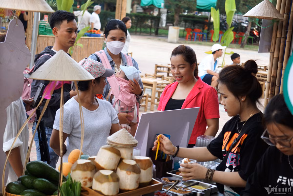 Các gian hàng bán ẩm thực luôn thu hút đông du khách.