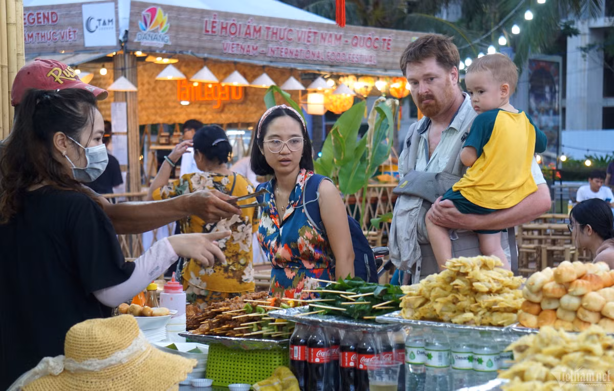 Tại công viên Biển Đông ở đường Võ Nguyên Giáp (quận Sơn Trà, TP Đà Nẵng) đang tổ chức không gian chế biến ẩm thực và trải nghiệm làng nghề truyền thống. Đây là hoạt động nổi bật tại Lễ hội Tận hưởng mùa hè – Enjoy Danang 2023 diễn ra từ ngày 28/7 đến ngày 1/8.