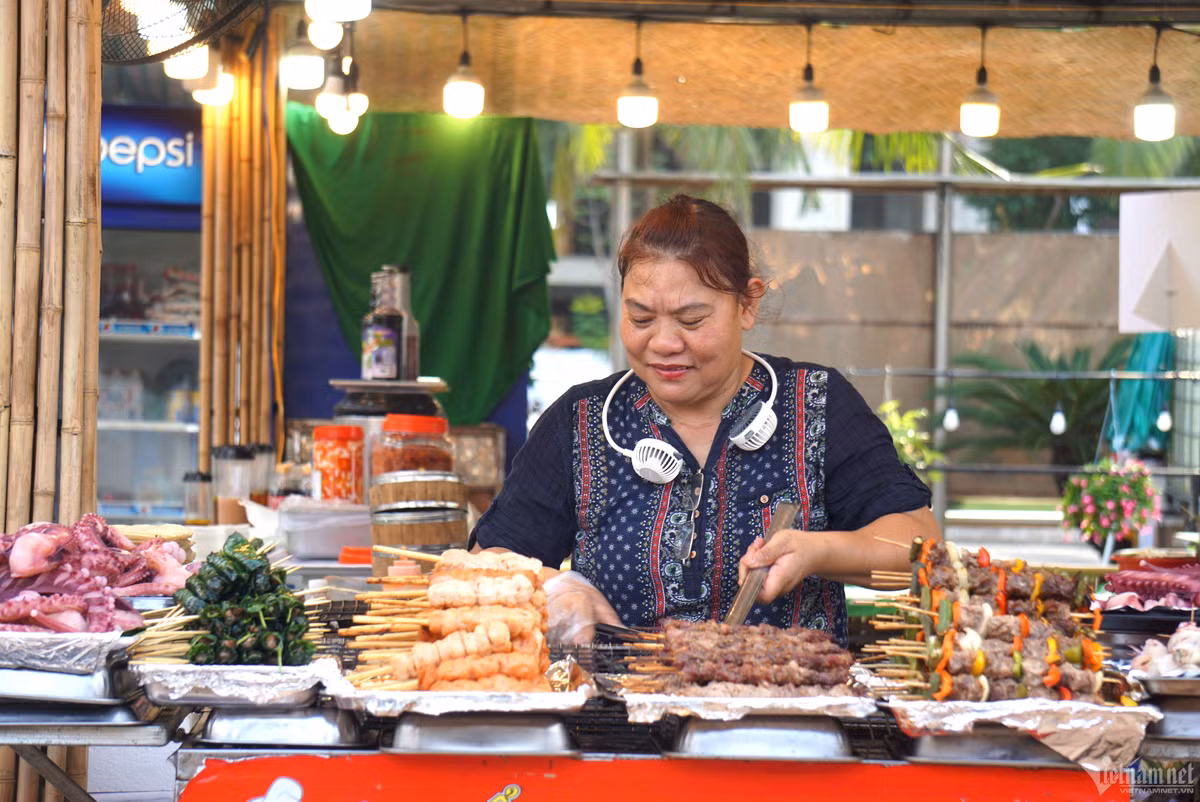 Các món ẩm thực truyền thống như bánh bèo, bánh mỳ, mỳ Quảng, bánh canh, bún Huế... mang đến trải nghiệm thú vị cho du khách.