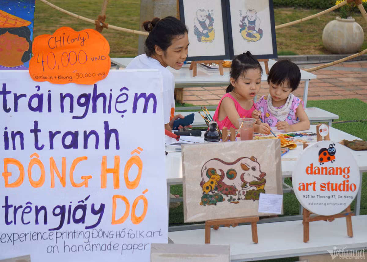 Bên cạnh thưởng thức ẩm thực, du khách còn được trải nghiệm làm các nghề truyền thống như dệt chiếu, dệt thổ cẩm Cơ Tu, đan mây tre, làm tranh...