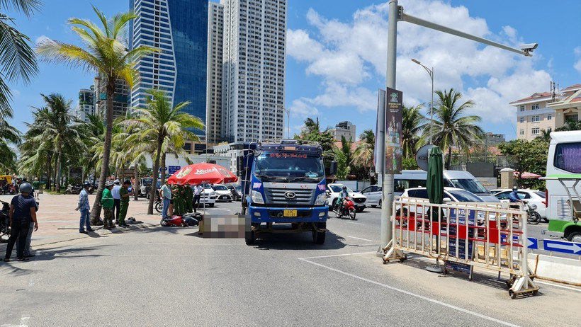 Người dân sống tại đây cho biết, khu vực này thường có nhiều xe tải chở đất, chở đá chạy rất nhanh và ẩu.