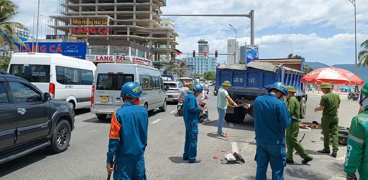 Sau khi gây tai nạn, tài xế xe tải nhanh chóng rời khỏi hiện trường.