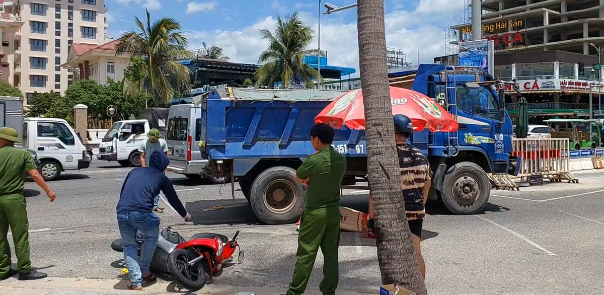 Cú va chạm khiến cô gái ngã xuống đường và bị xe tải cán tử vong tại chỗ.