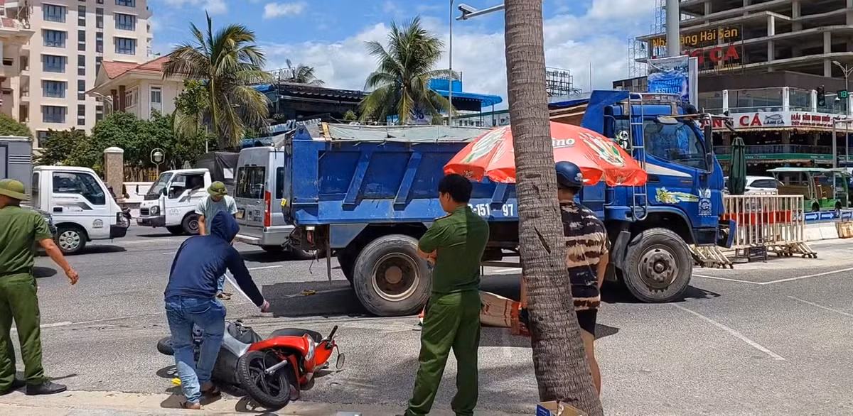 Cú va chạm khiến cô gái ngã xuống đường và bị xe tải cán tử vong tại chỗ.