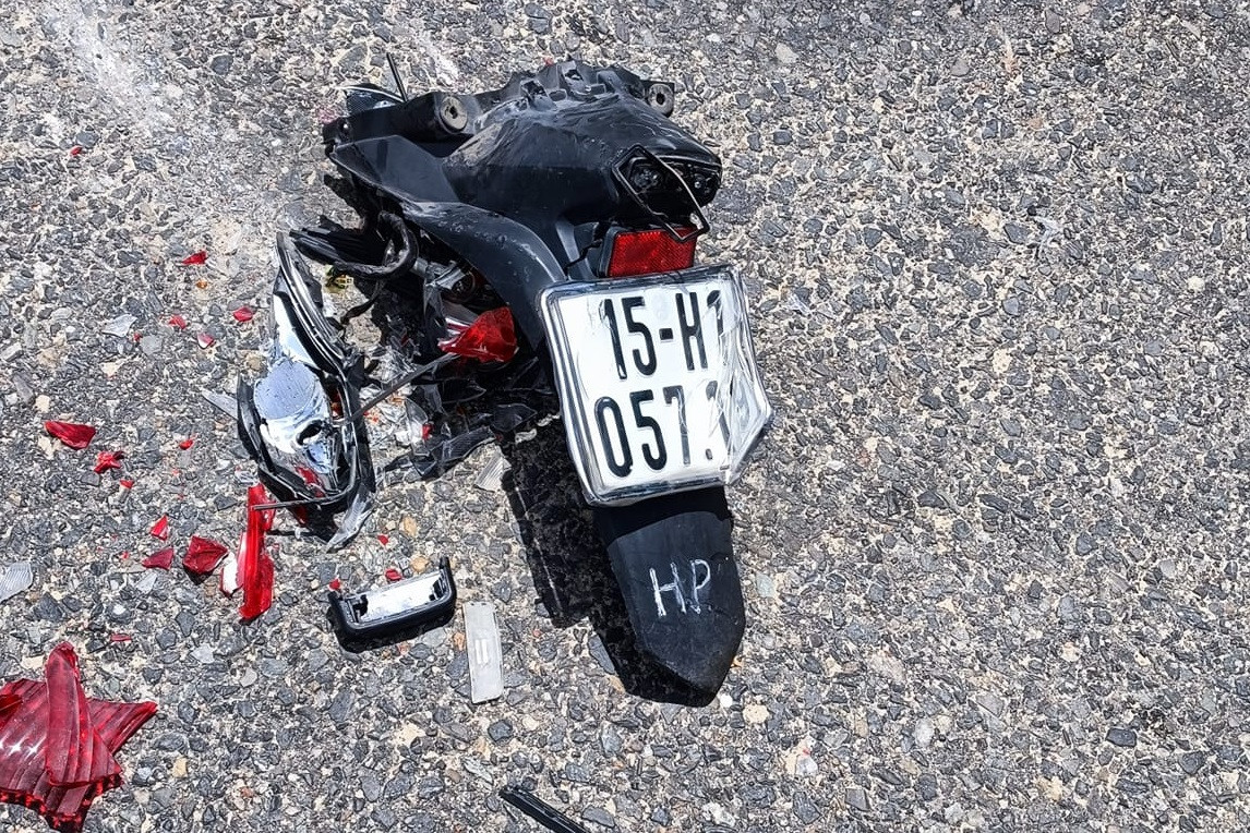 Theo thông tin ban đầu, tài xế xe tải bất ngờ đánh lái cho xe đi vòng vào vịnh đỗ xe bên phải nút giao để tránh đèn đỏ thì va chạm với xe gắn máy do chị H. điều khiển chạy cùng chiều.