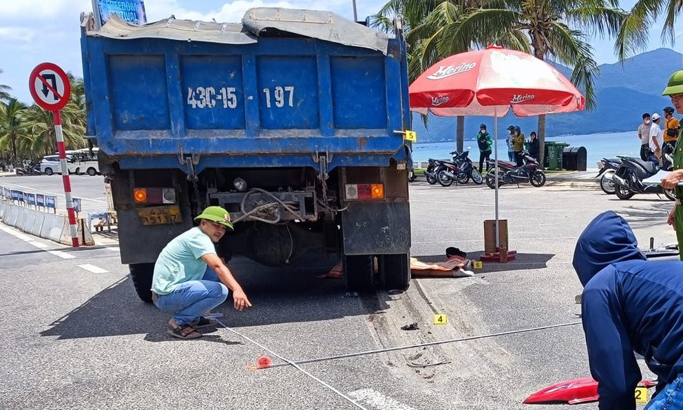 Nhiều người kinh doanh buôn bán tại đây cho biết, khu vực xảy ra tai nạn là nơi làm bãi giữ xe máy, xe ô tô để buổi chiều người dân và du khách xuống tắm biển. Ban ngày, bãi này không rào chắn lại, nên người tham gia giao thông thường lách vào đây để tránh đèn đỏ. Sau khi xảy ra vụ tai nạn chết người, khu vực này mới được rào chắn lại.