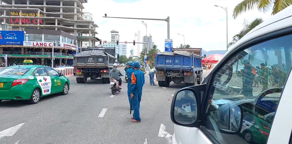 Ngay khi nhận được thông tin, lực lượng công an đã có mặt để bảo vệ hiện trường, phân luồng giao thông, điều tra nguyên nhân vụ tai nạn.