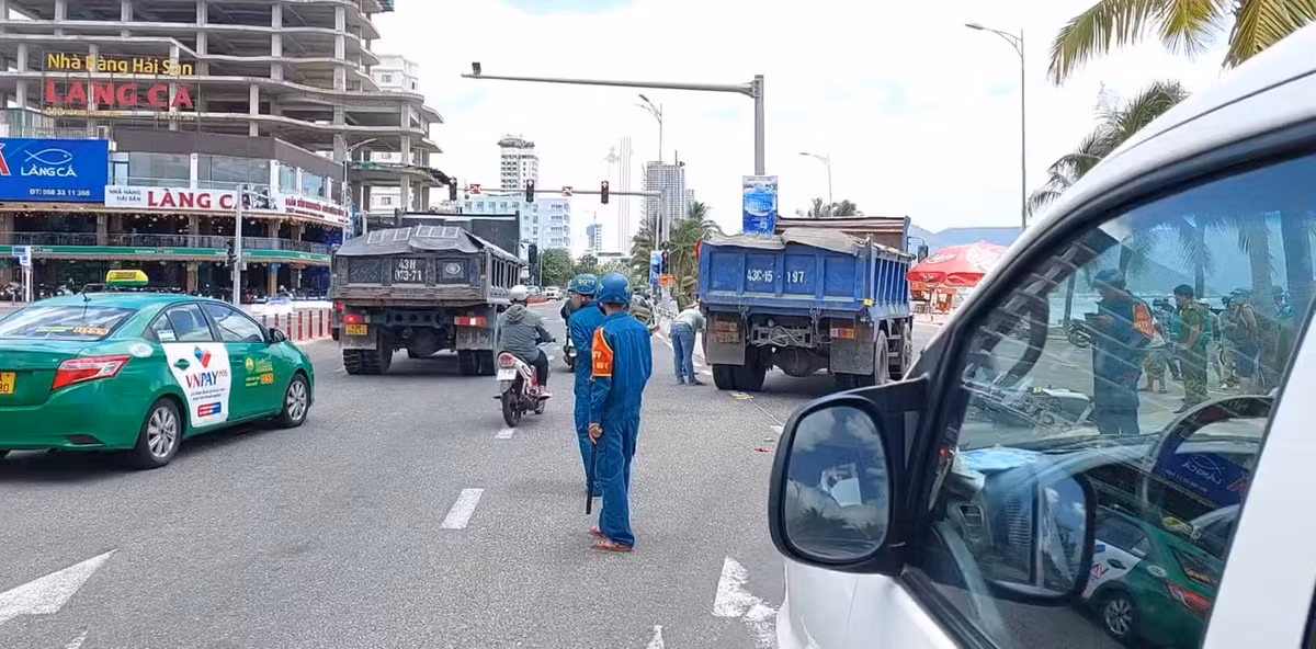 Ngay khi nhận được thông tin, lực lượng công an đã có mặt để bảo vệ hiện trường, phân luồng giao thông, điều tra nguyên nhân vụ tai nạn.