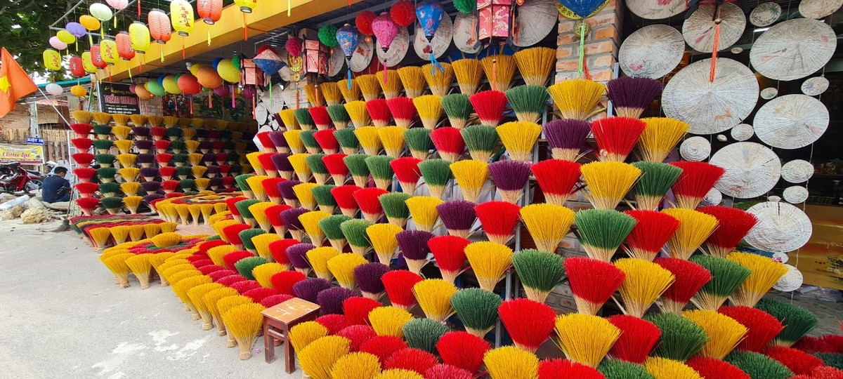 ác nghệ nhân chia sẻ, hương của làng không sử dụng hóa chất, chỉ dùng các loại hương liệu, nguyên liệu tự nhiên thân thiện với môi trường, sức khỏe nên có màu vàng sáng hơn các loại hương những nơi khác và mùi hương đặc trưng dễ chịu.