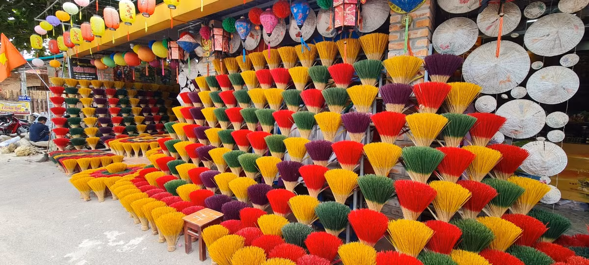 Các nghệ nhân chia sẻ, hương của làng không sử dụng hóa chất, chỉ dùng các loại hương liệu, nguyên liệu tự nhiên thân thiện với môi trường, sức khỏe nên có màu vàng sáng hơn các loại hương những nơi khác và mùi hương đặc trưng dễ chịu.