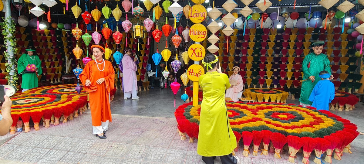 Chỉ cần đưa máy ảnh lên ở bất cứ góc nào, du khách cũng dễ dàng có được những bức ảnh "cực chất" giữa lung linh sắc màu.