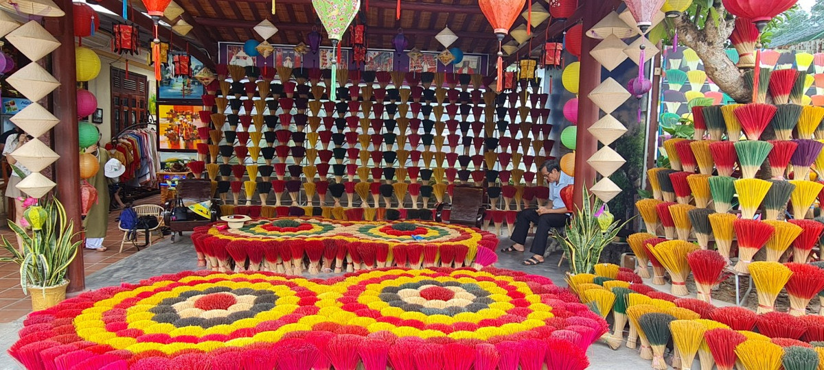 Ban đầu hương chỉ có màu nâu và đỏ, nhưng nay du khách sẽ dễ dàng thấy nhiều loại hương với phần chân đủ màu sắc: tím, vàng, xanh, hồng…xòe thành những bông hoa hương đầy màu sắc lung linh, rực rỡ trong nắng.