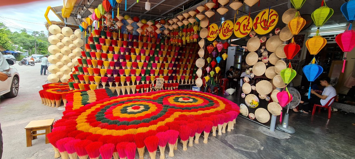 Sở dĩ làng hương ở Huế tồn tại lâu đời và đắt khách là bởi cách làm hương đầy tinh tế, tỉ mỉ trong từng công đoạn