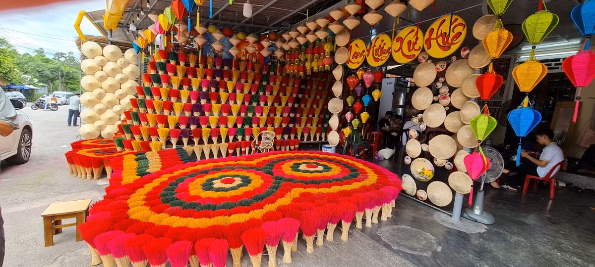 Sở dĩ làng hương ở Huế tồn tại lâu đời và đắt khách là bởi cách làm hương đầy tinh tế, tỉ mỉ trong từng công đoạn