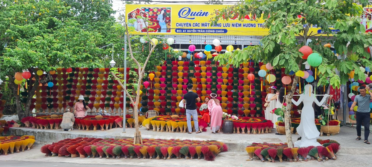 Những năm gần đây, người dân làng hương Thủy Xuân phát triển loại hình du lịch làng nghề truyền thống kết hợp trải nghiệm, càng làm cho nhiều du khách trong và ngoài nước biết đến làng nghề hàng trăm năm tuổi này.