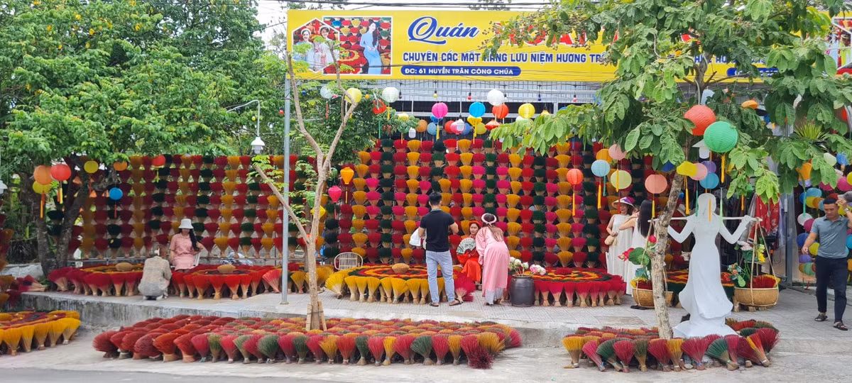 Những năm gần đây, người dân làng hương Thủy Xuân phát triển loại hình du lịch làng nghề truyền thống kết hợp trải nghiệm, càng làm cho nhiều du khách trong và ngoài nước biết đến làng nghề hàng trăm năm tuổi này.