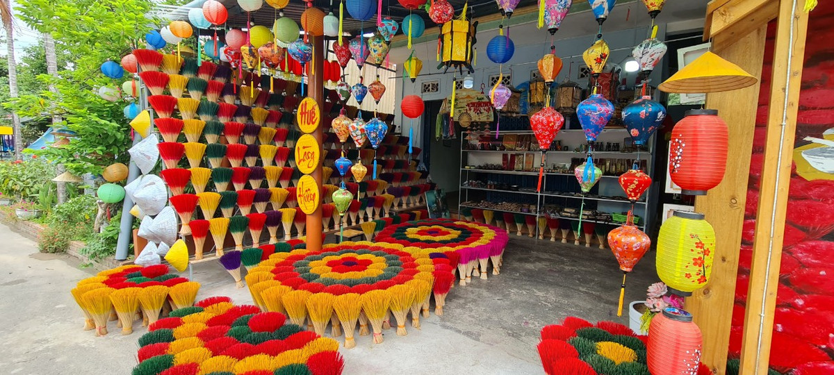 Làng hương Thủy Xuân cung cấp ra thị trường đủ các loại hương như: Hương quế, hương dầu sả, hương thơm tẩy mùi, nhang vòng, nụ trầm, nổi bật nhất là hương trầm.