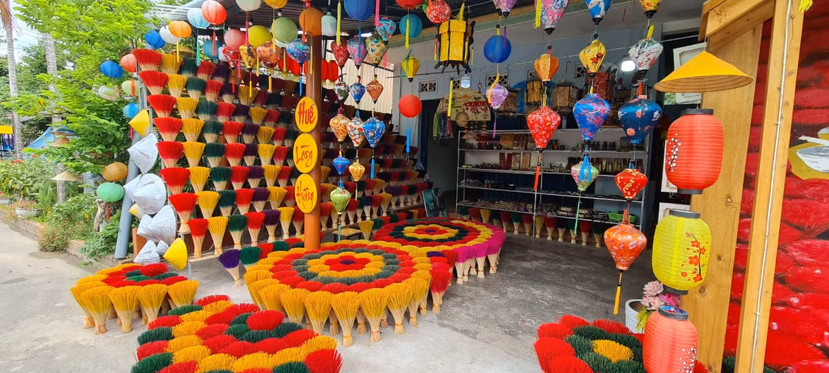 Làng hương Thủy Xuân cung cấp ra thị trường đủ các loại hương như: Hương quế, hương dầu sả, hương thơm tẩy mùi, nhang vòng, nụ trầm, nổi bật nhất là hương trầm.