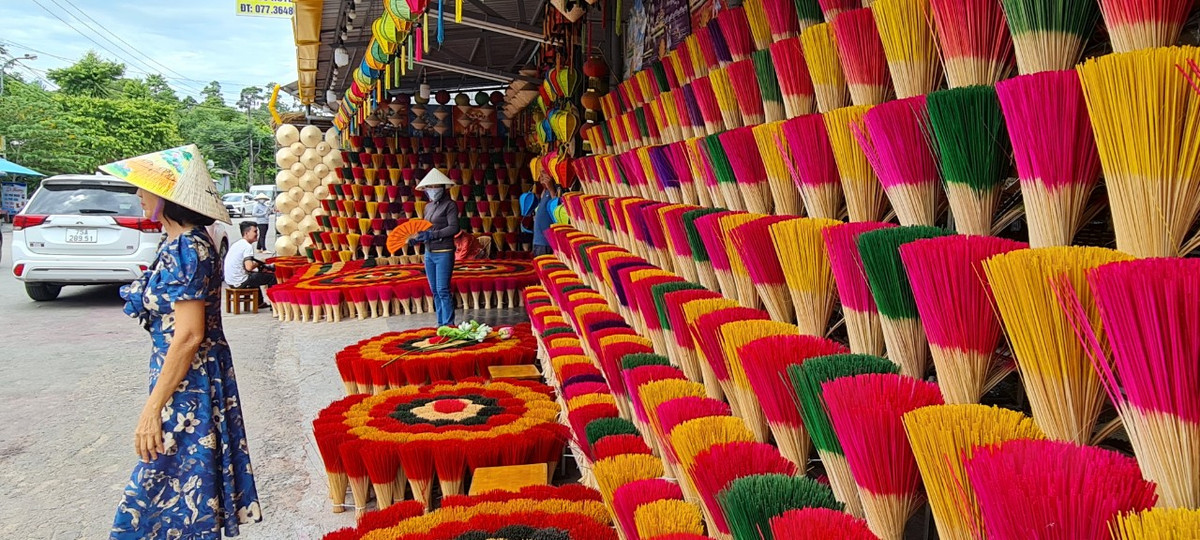 Theo những nghệ nhân tại làng hương Thủy Xuân chia sẻ, nghề làm hương đã xuất hiện tại đây từ hàng trăm năm trước dưới thời nhà Nguyễn.