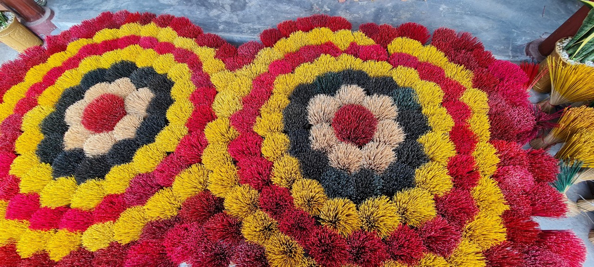 Từ những chân hương dài và nhỏ, qua bàn tay cùng sự sáng tạo của các nghệ nhân, họ đã sắp đặt nên bông hoa đủ sắc màu và thơm ngát.