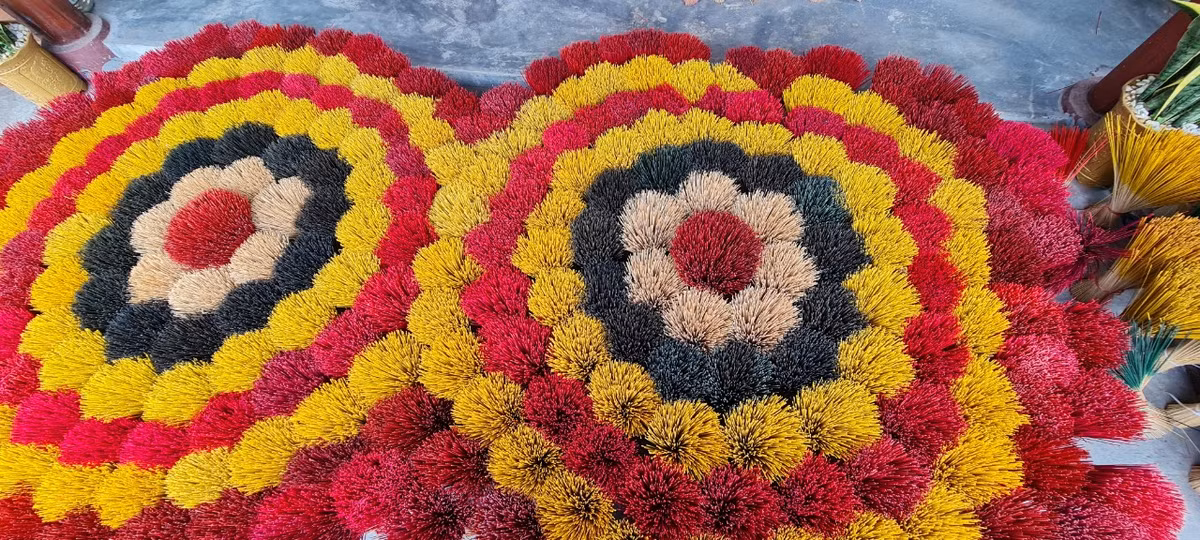 Từ những chân hương dài và nhỏ, qua bàn tay cùng sự sáng tạo của các nghệ nhân, họ đã sắp đặt nên bông hoa đủ sắc màu và thơm ngát.