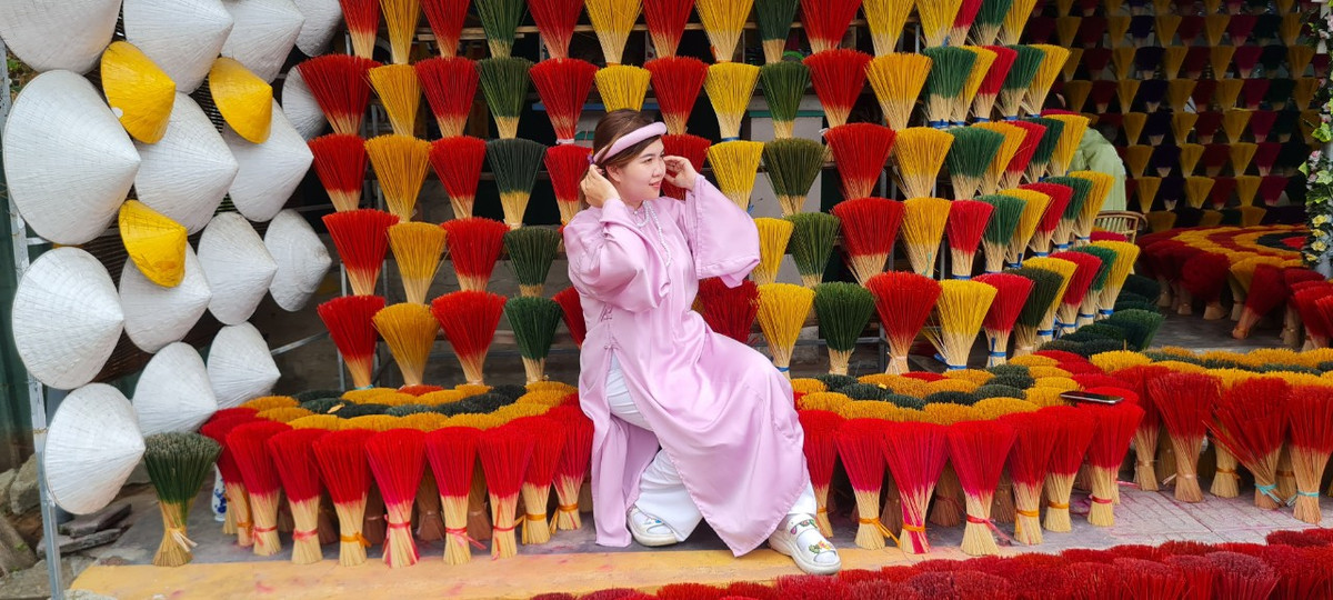 Ngay khi bước chân đến đầu làng, mùi hương thơm ngát đã tỏa khắp không gian như níu kéo bước chân du khách.