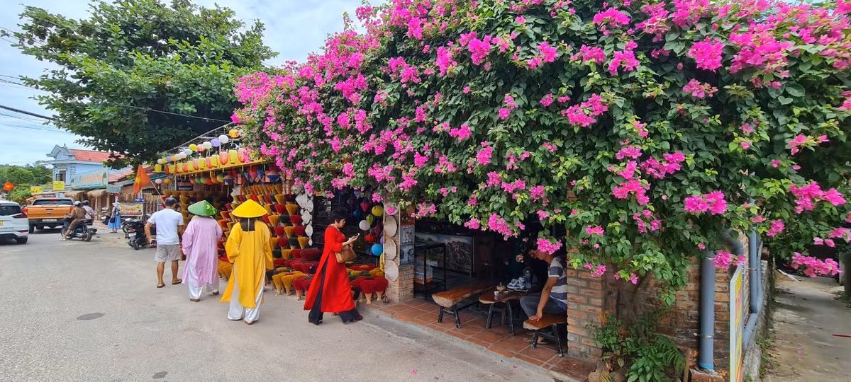  Làng hương Thủy Xuân nằm trên tuyến đường tham quan du lịch lăng Tự Đức, đồi Vọng Cảnh... nên những ngày này càng nhộn nhịp bước chân du khách.