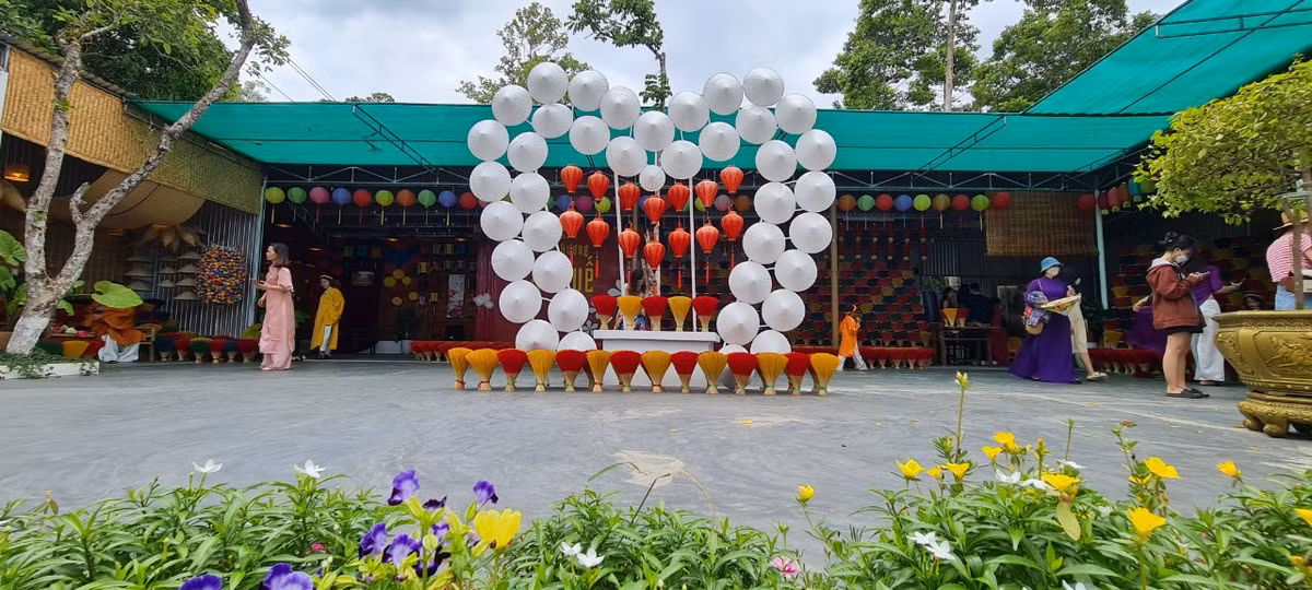 Những năm gần đây, làng hương Thủy Xuân càng trở nên nổi bật trong danh sách các địa điểm du lịch ở Huế.