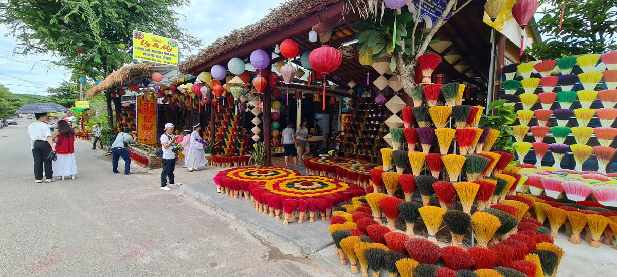 Không gian rực rỡ sắc màu và sự nhiệt tình, niềm nở hiếu khách của người dân nơi đây đã làm cho du khách bị mê hoặc.