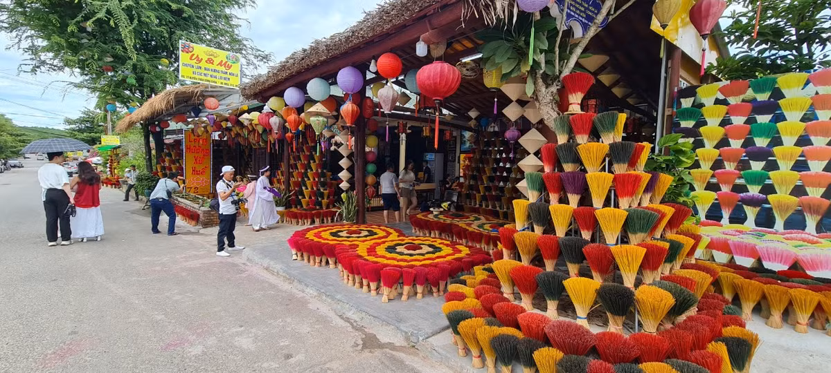 Không gian rực rỡ sắc màu và sự nhiệt tình, niềm nở hiếu khách của người dân nơi đây đã làm cho du khách bị mê hoặc.