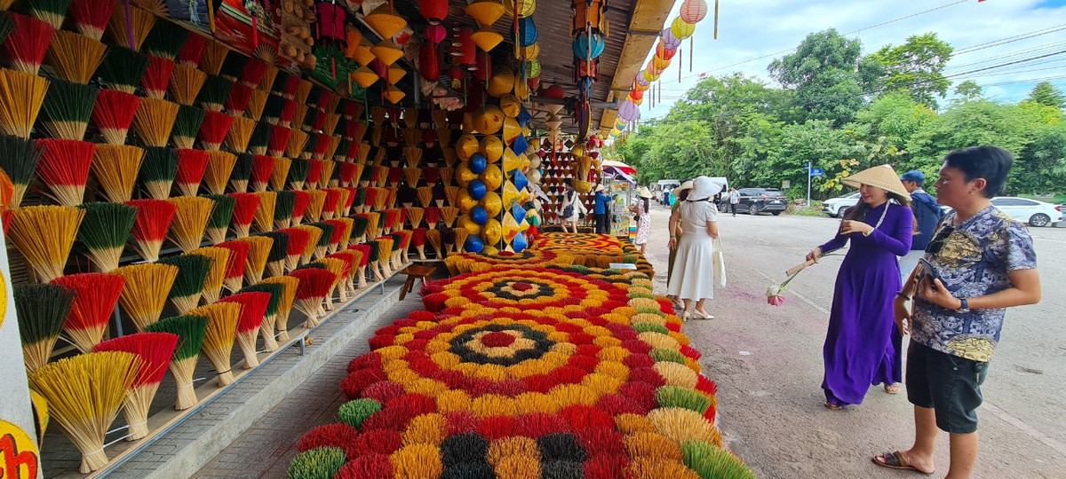 Ở làng hương Thủy Xuân, bà con đều làm hương hoàn toàn thủ công - một bí quyết để tạo nên chất lượng hương của làng.